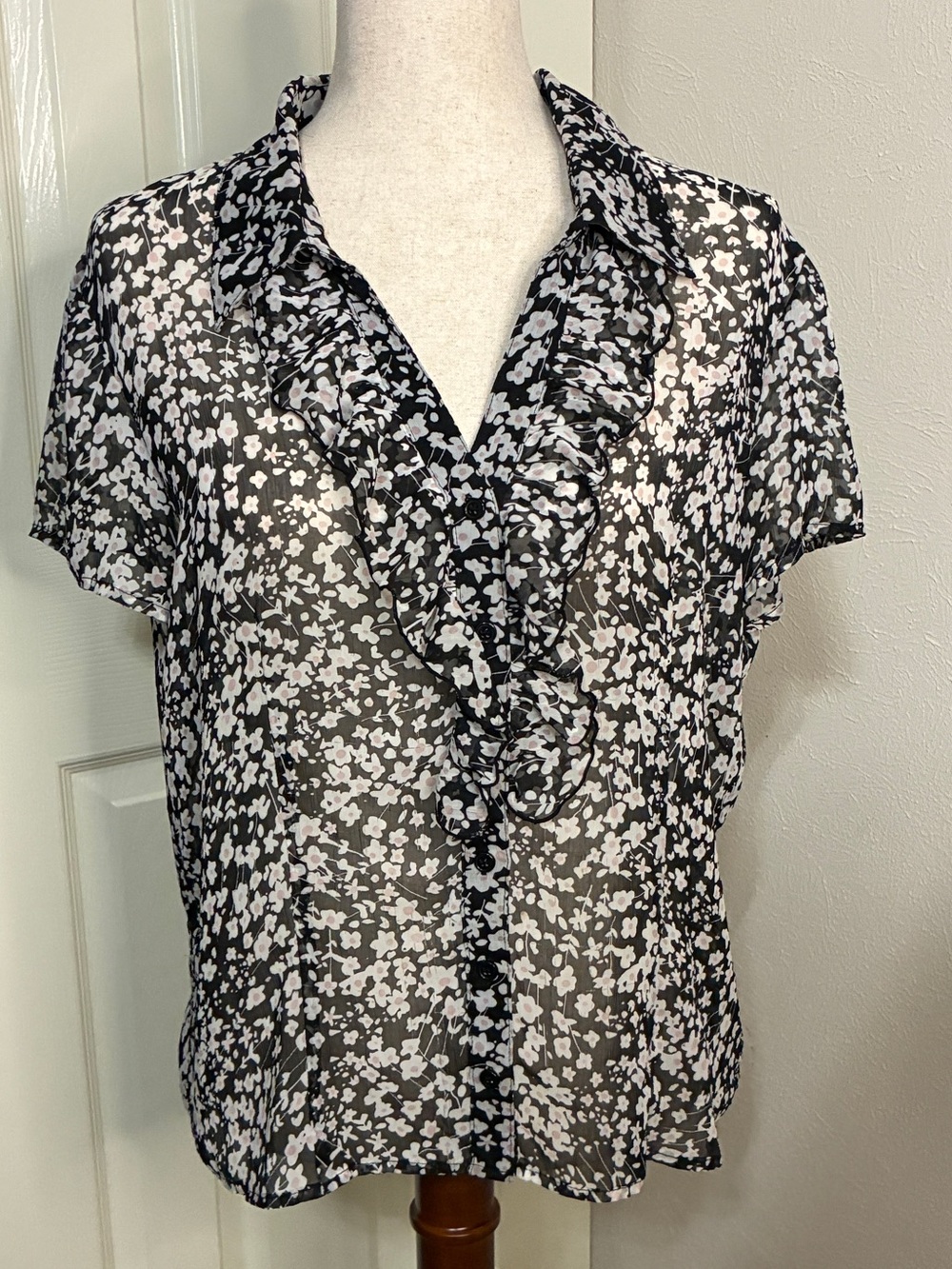 Concepts Conrad C Black Floral Women's Top size 14. Sheer. Cap sleeve.